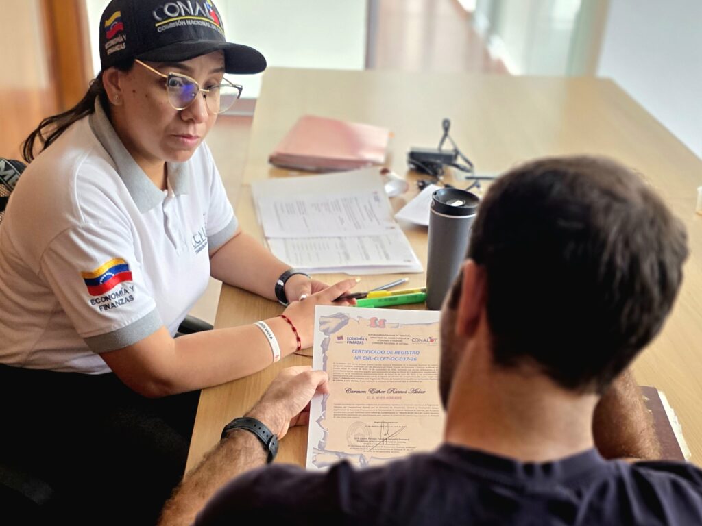 Entrega de certificados a los nuevos Oficiales de Cumplimiento formados en el Primer Curso Técnico y Especializado