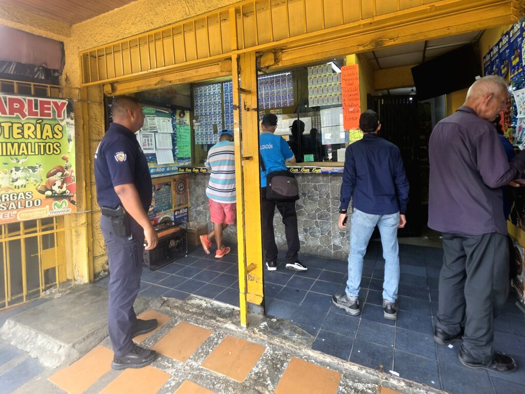 Despliegue de inspectores de la CONALOT, con el acompañamiento del IOBPAS Carabobo y la PNB en los centros de apuestas del municipio Valencia